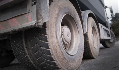 45-тонни камиони рушат главния път в село Кладница заради строежа на голяма къща - 1