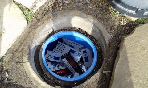 Откриха контрабандни цигари в бидони, вкопани в земята - 1