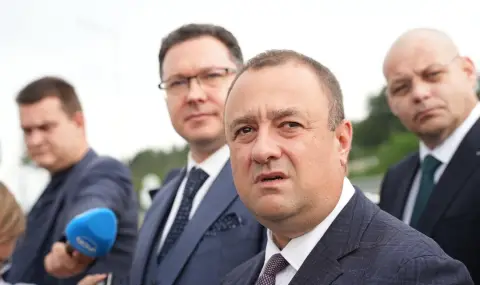  1000 лв. глоба и без книжка за шофиране в аварийната лента - 1