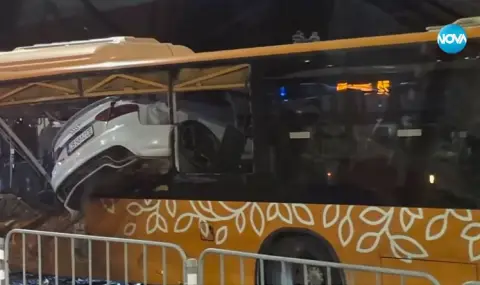 Младежът, врязал колата си в автобус в София, е задържан и под охрана в болницата - 1