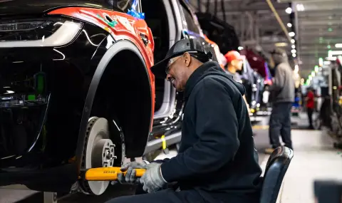 Мъж съди Tesla за над 50 млн. долара след удар от робот - 1