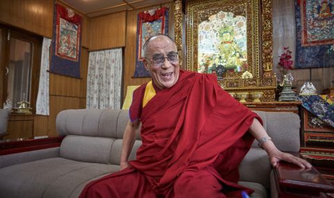 Далай Лама опипва Лейди Гага - ново скандално ВИДЕО с духовния водач - 1