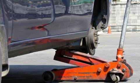 Mercedes затисна собственика си, докато го ремонтира - 1