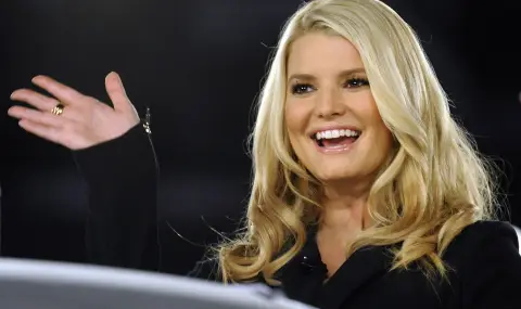 Джесика Симпсън се напика на сцената по време на живо участие  - 1