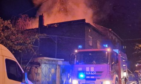 Потушен е пожарът в къща в центъра на Казанлък - 1