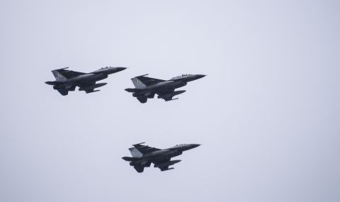 20 украински пилоти ще преминат първоначално обучение за F-16 във Великобритания - 1