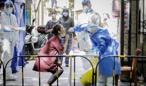 COVID-19 отново затвори десетки милиони хора в Китай - 1