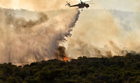 Гръцките пожарникари водят безмилостна битка с огнената стихия - 1