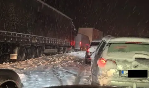Кошмар за шофьорите: Спряха движението по АМ "Тракия", за да изчистят снега ВИДЕО - 1