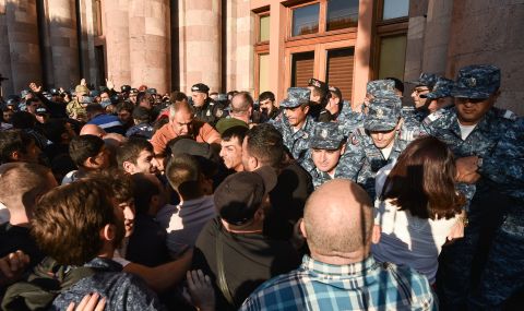 Протестиращи в Армения искат Русия да се намеси - 1
