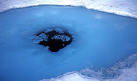 Мистериозни дупки се появиха в арктическия лед (СНИМКИ) - 1