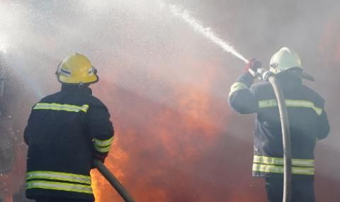 Пожар изпепели къща в Бачково, огнеборци търсят тялото на мъж - 1