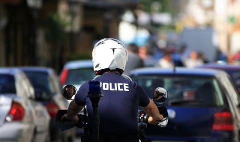 Напрежение в Атина! Неизвестни нападнаха полицаи, следящи карантинните мерки в столицата - 1
