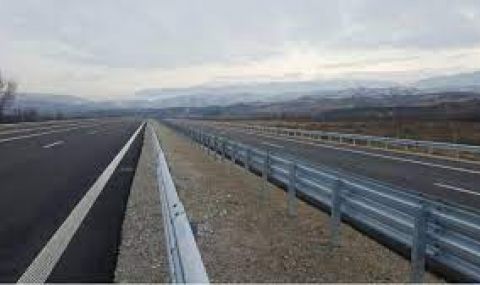 Частна фирма блокира четири пътни участъка в страната - 1