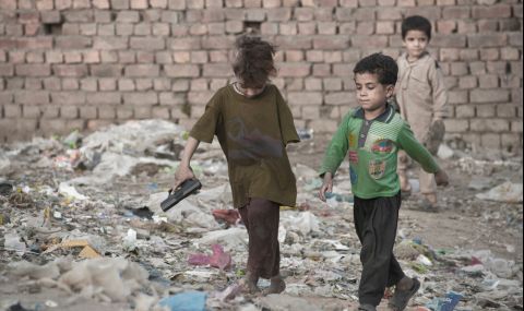 Отчаяни афганистанци продават децата си - 1