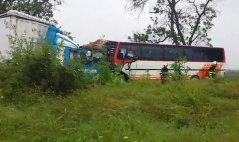 15 ранени след катастрофа между автобус и ТИР - 1