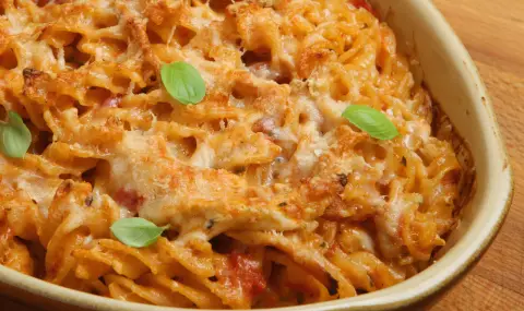 Рецепта на деня: Запеканка с пилешко месо, паста и доматен сос - 1