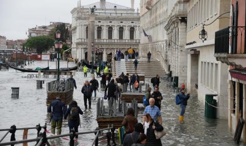 Кметът на Венеция: Градът ни е на колене - 1