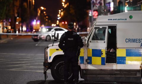 Маскирани замеряха полицаи в Северна Ирландия с коктейли "Молотов" - 1