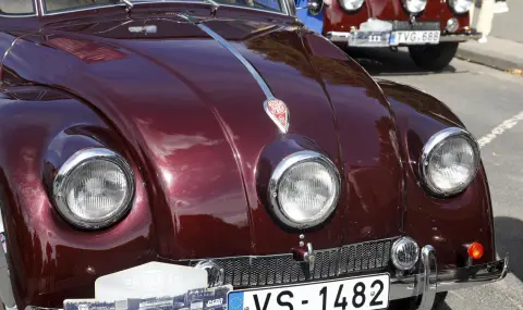 Пожар в Прага унищожи ретро автомобили за 10 милиона долара - 1