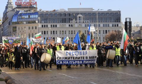 Полицаи излизат на протест в Ямбол и Пловдив - 1