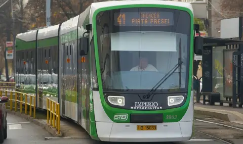 Трамвай потегли без ватман в Румъния, удари друг и още два автомобила - 1