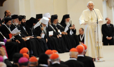 Ватиканските скандали няма да бутнат папата - 1