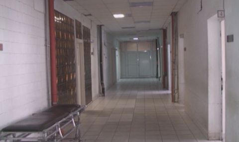 Медици протестират и напускат масово болницата във Враца - 1