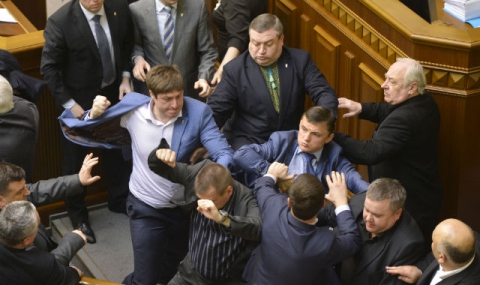 Масов бой в парламента на Украйна - Видео - 1