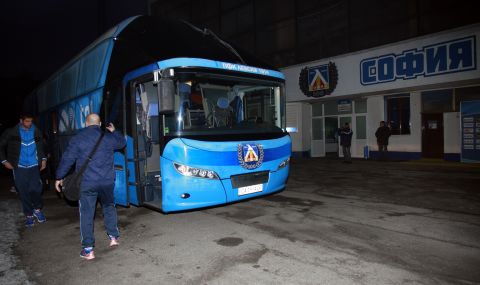 Вандалска проява срещу клубния автобус на Левски - 1