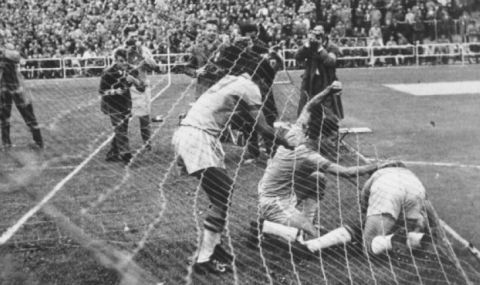 Вратар спасява дузпа на Пеле през 1971 година и още си пази топката - 1