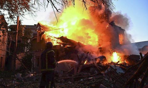 Двама цивилни са убити, а 10 души ранени при руски удари с касетъчни оръжия в Краматорск - 1