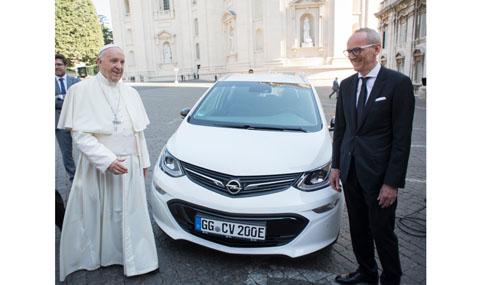 Папа Франциск получи Opel Ampera-e - 1