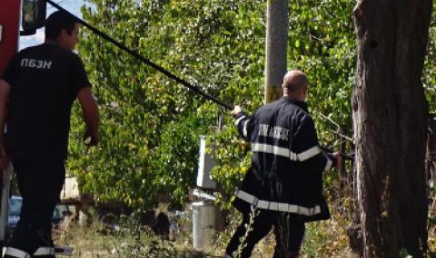 Пожарникар пострада при потушаване на пламъци край жп линия в Русенско - 1