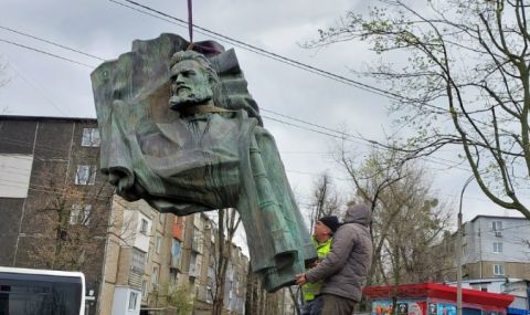 Реставрират паметника на Христо Ботев в Кишинев - 1