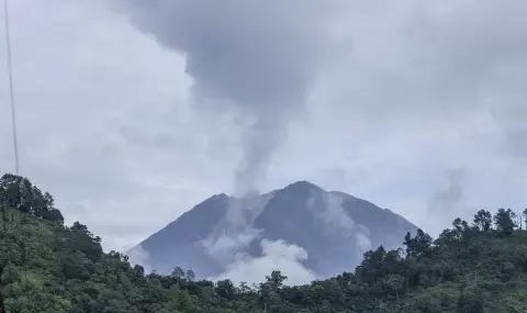 Вулканът Семеру изригна в Индонезия - 1