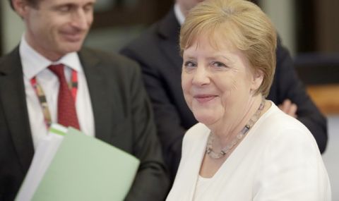 Почетна награда за Ангела Меркел за заслуги към страната - 1