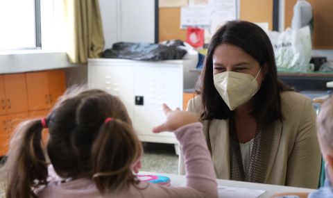 10 000 заразени са засечени при втория ден на тестване в училищата в Гърция - 1