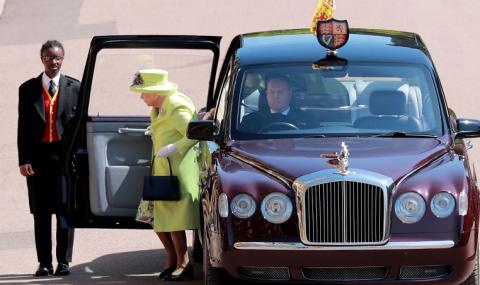 СНИМКА на Кралицата от сватбата на Хари и Меган подпали мрежата  - 1