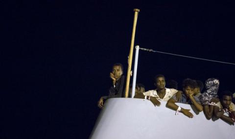 Кораб с имигранти блокиран край Тунис - 1