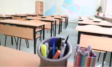 Българските учители получават най-ниските заплати в ЕС - 1