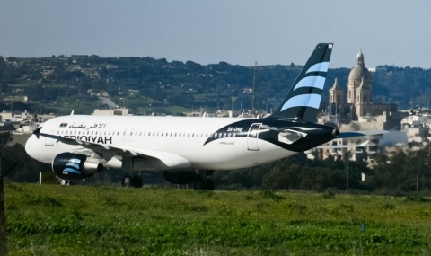 Похитителите на либийския самолет се предадоха (ВИДЕО) - 1