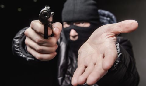 Маскиран крадец заплаши продавачка с пистолет в Кърджали - 1