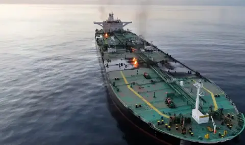 Пожар избухна на петролен танкер край Оман с 24 индийски моряци на борда - 1