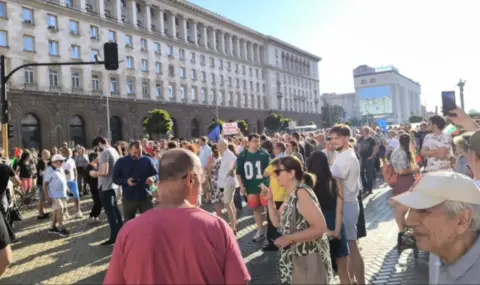 Протест срещу кабинета на Румен Радев се провежда в София 
