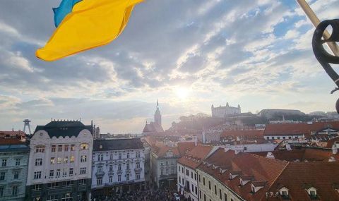 Хиляди призоваха за мирни преговори за Украйна на митинги в Братислава - 1