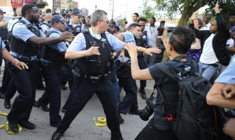 Полицейска стрелба срещу въоръжен отприщи безредици в Чикаго - 1