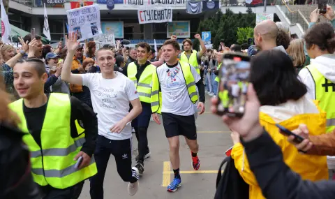 Студенти блокираха Ректората на университета в Ниш в знак на протест срещу онлайн обучението - 1