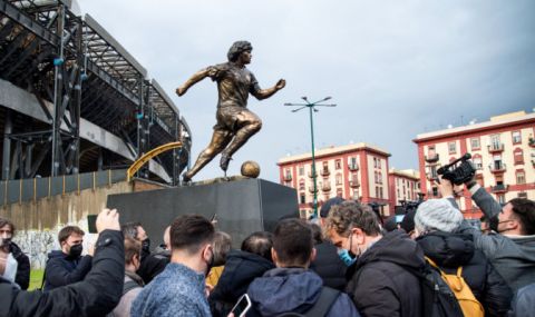 Шави Ернандес откри дефект в статуята на Марадона в Неапол - 1