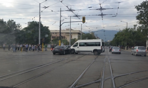 Катастрофа между маршрутка и кола в София - 1